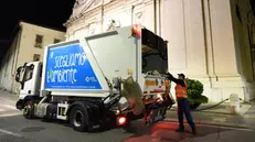 Uomini e mezzi di Aprica impegnati nella raccolta rifiuti