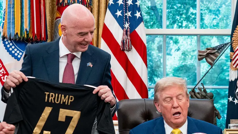 Donald Trump insieme a Gianni Infantino - Foto Afp © www.giornaledibrescia.it