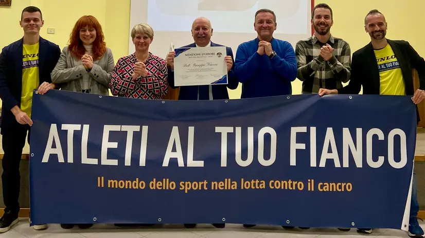 Giuseppe Navoni (al centro) con la famiglia di Matteo Brontesi - © www.giornaledibrescia.it