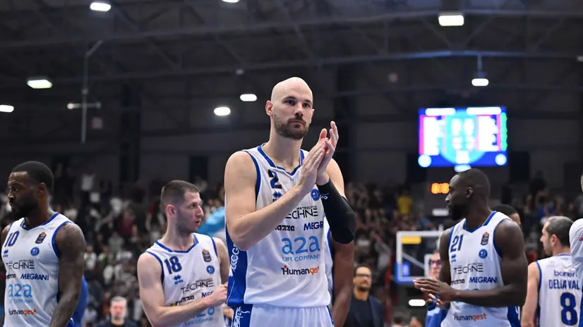I giocatori della Germani festeggiano la vittoria a Napoli - © G. Masi / Ciamillo-Castoria