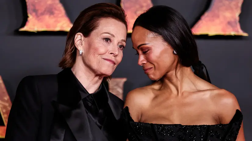 Zoe Saldaña (a destra) con Sigourney Weaver - Foto Epa/Teresa Suarez © www.giornaledibrescia.it