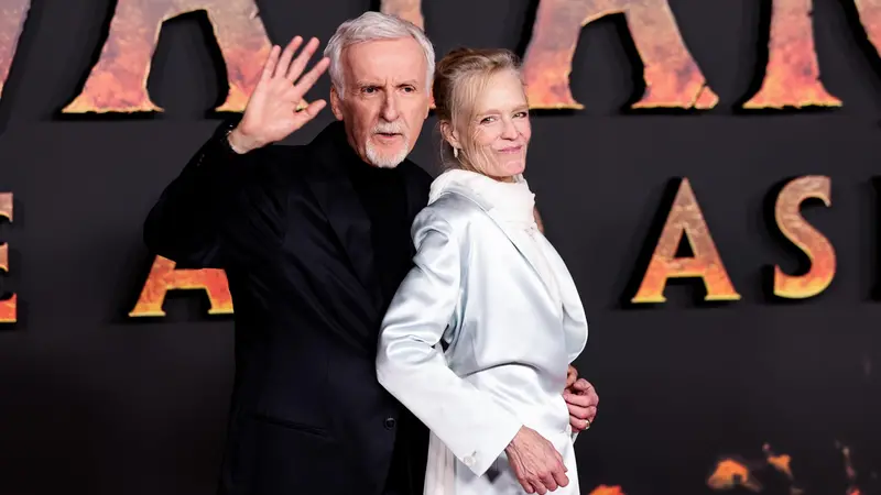 James Cameron con la moglie Suzy Amis ieri alla première - Foto Epa/Teresa Suarez © www.giornaledibrescia.it