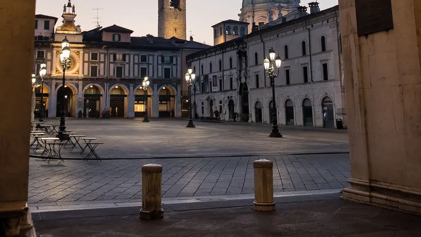 Piazza della Loggia dal porticato dell’antico palazzo - © www.giornaledibrescia.it