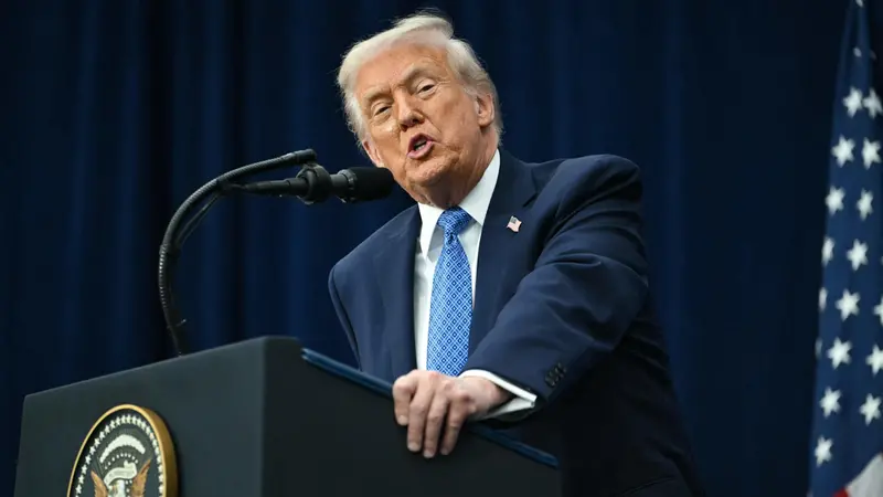 Donald Trump durante una cerimonia - Foto Ansa © www.giornaledibrescia.it