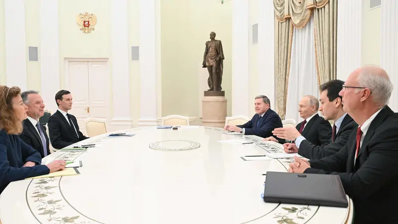 Un momento dell'incontro al Cremlino tra Putin, Witkoff e Kushner - Foto Kristina Kormilitsyna/Afp © www.giornaledibrescia.it