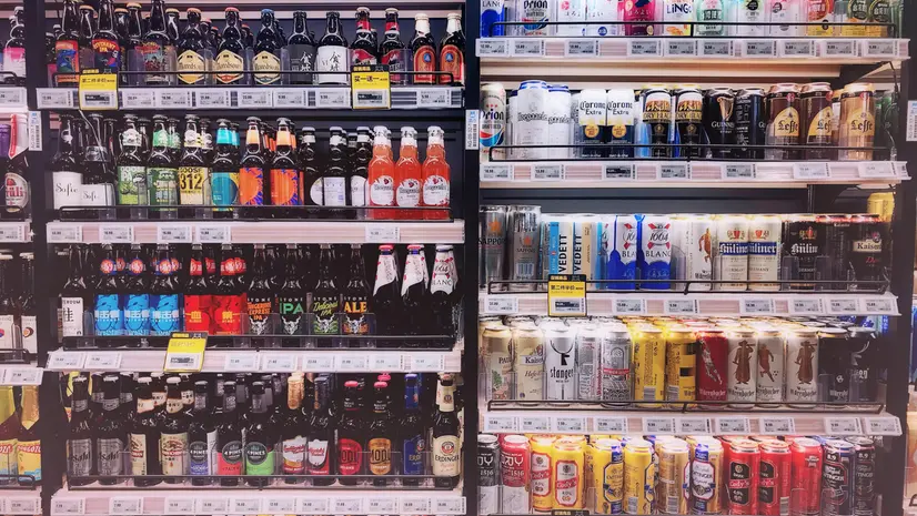 Bevande alcoliche in un supermercato