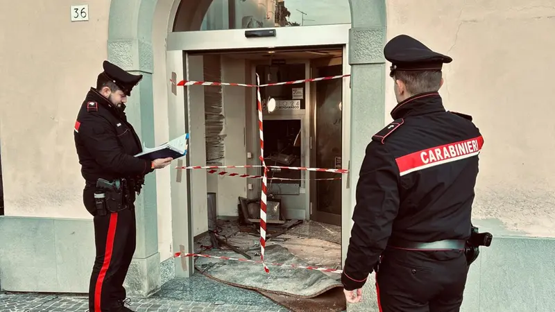 I carabinieri davanti al bancomat fatto esplodere dalla banda