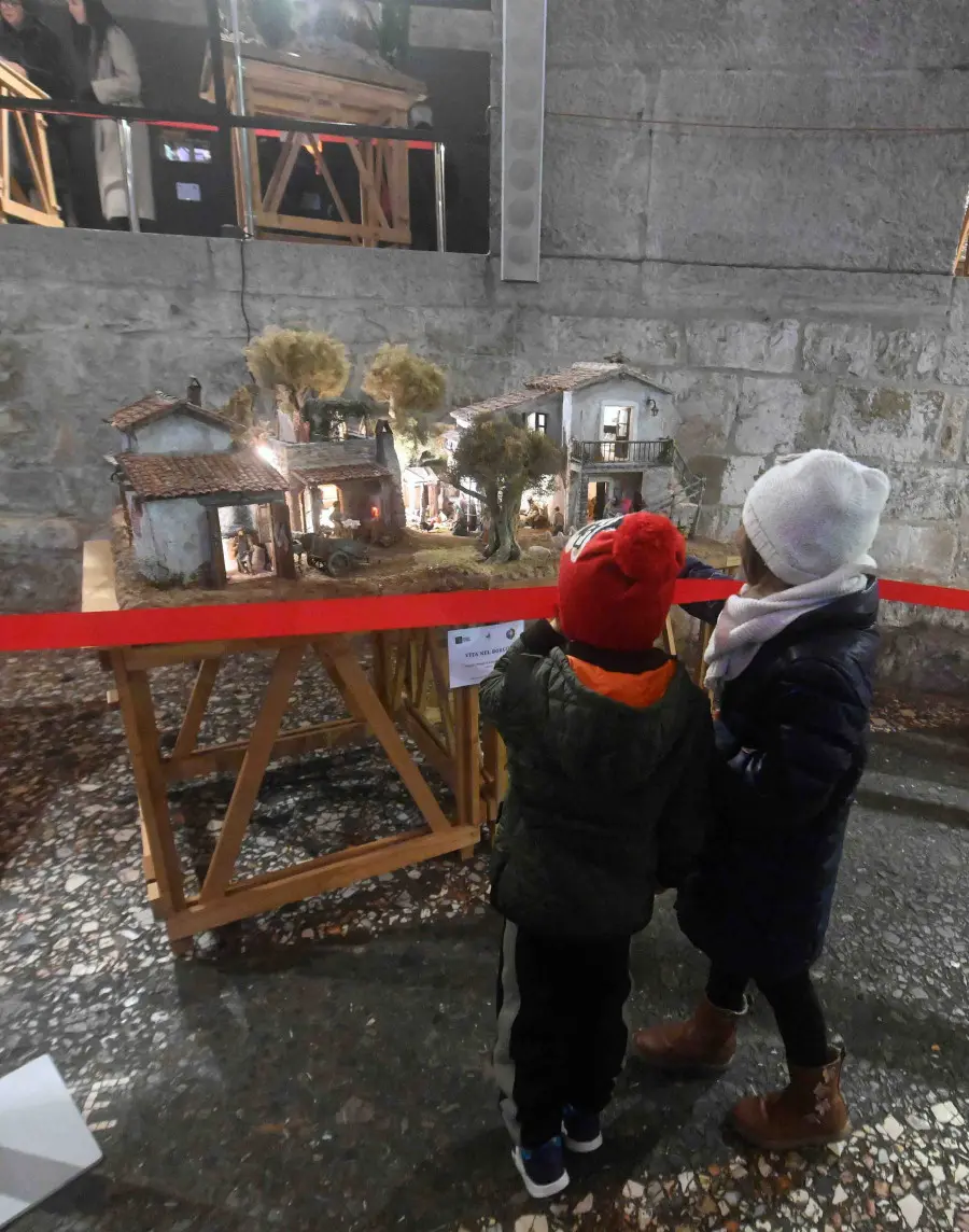 L'inaugurazione della mostra dei presepi Mcl