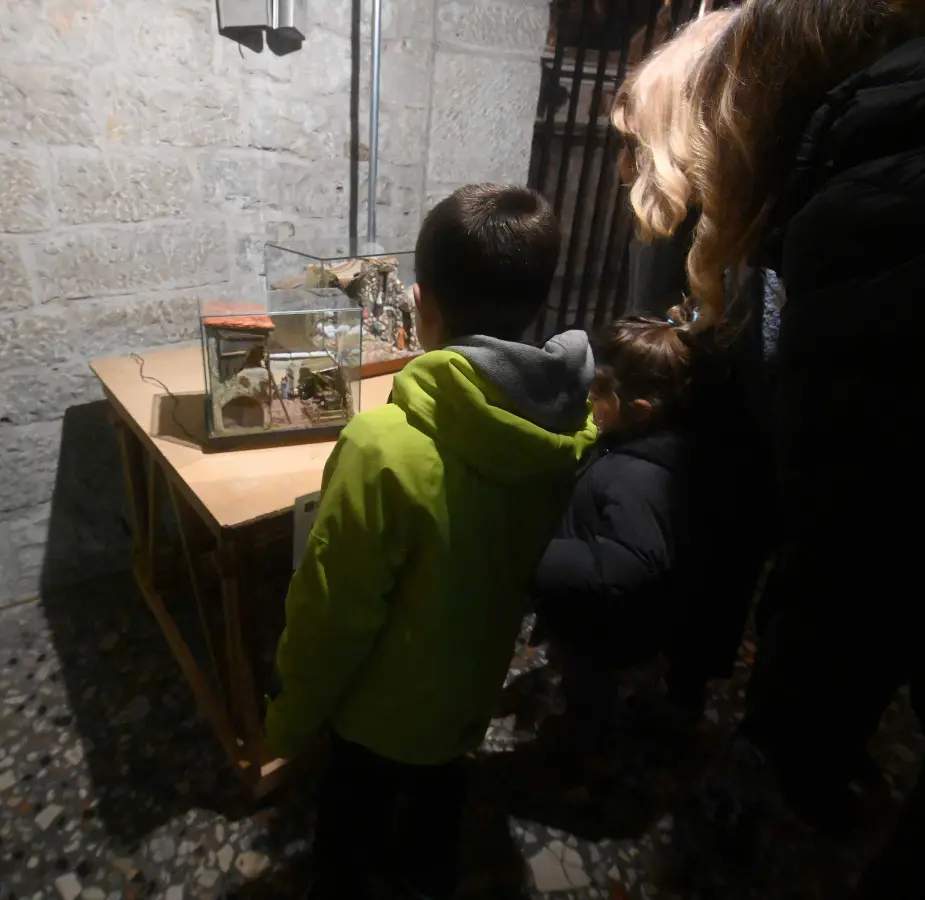 L'inaugurazione della mostra dei presepi Mcl