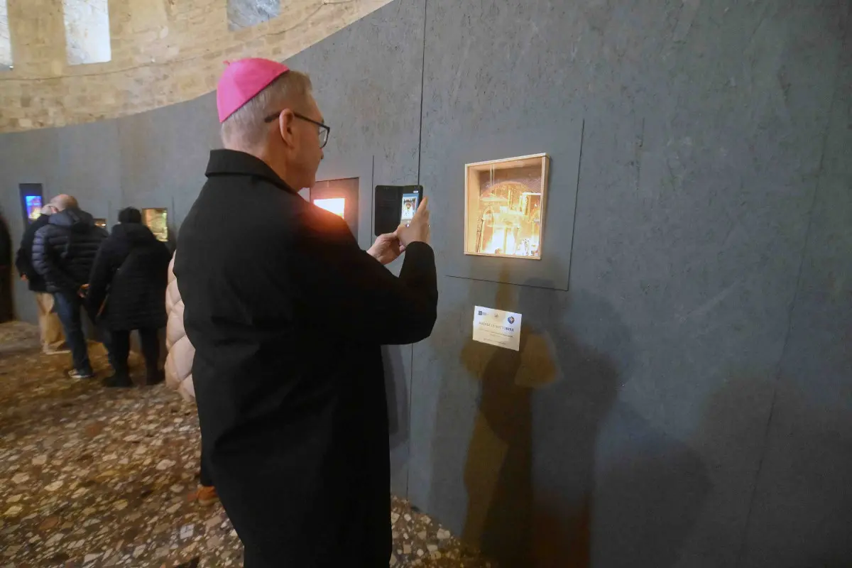 L'inaugurazione della mostra dei presepi Mcl