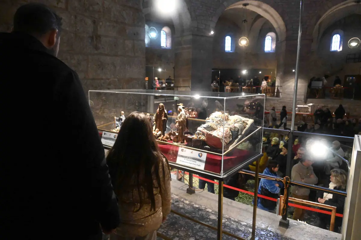 L'inaugurazione della mostra dei presepi Mcl