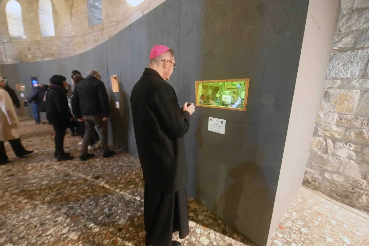 L'inaugurazione della mostra dei presepi Mcl