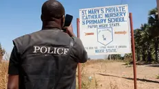 Un agente alla scuola cattolica St. Mary a Papiri, teatro del rapimento di 300 studenti - © www.giornaledibrescia.it