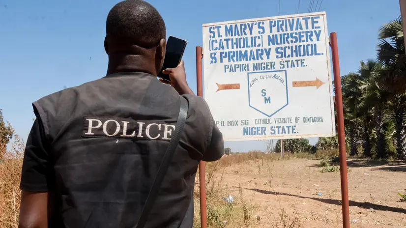 Un agente alla scuola cattolica St. Mary a Papiri, teatro del rapimento di 300 studenti - © www.giornaledibrescia.it