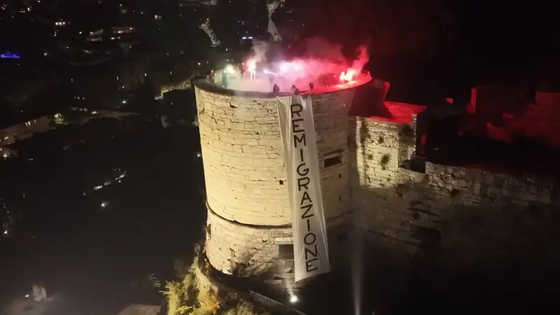 Lo striscione esposto sul castello a ottobre