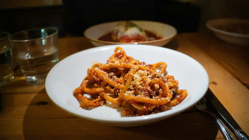 Un piatto di pasta al pomodoro
