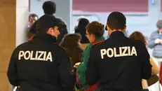 Agenti di Polizia in stazione - Foto Marco Ortogni/Neg © www.giornaledibrescia.it