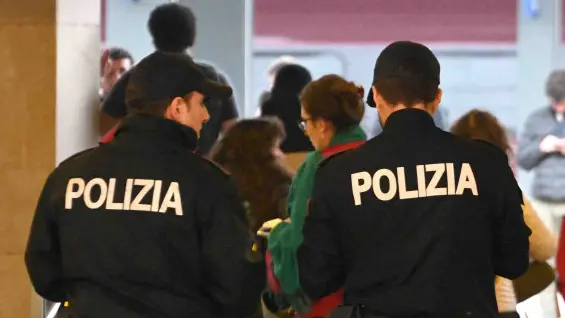 Agenti di Polizia in stazione - Foto Marco Ortogni/Neg © www.giornaledibrescia.it