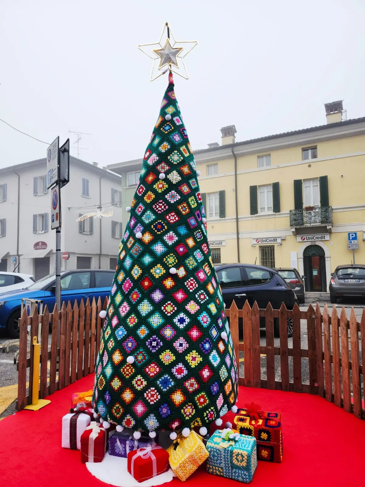 Bagnolo, l'albero di Natale di lana e le coperte che avvolgono gli alberi