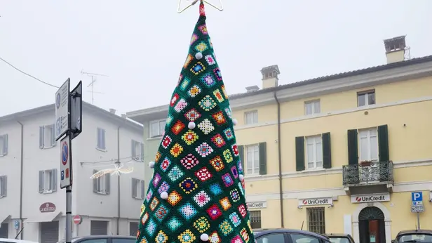 Bagnolo, l'albero di Natale di lana e le coperte che avvolgono gli alberi
