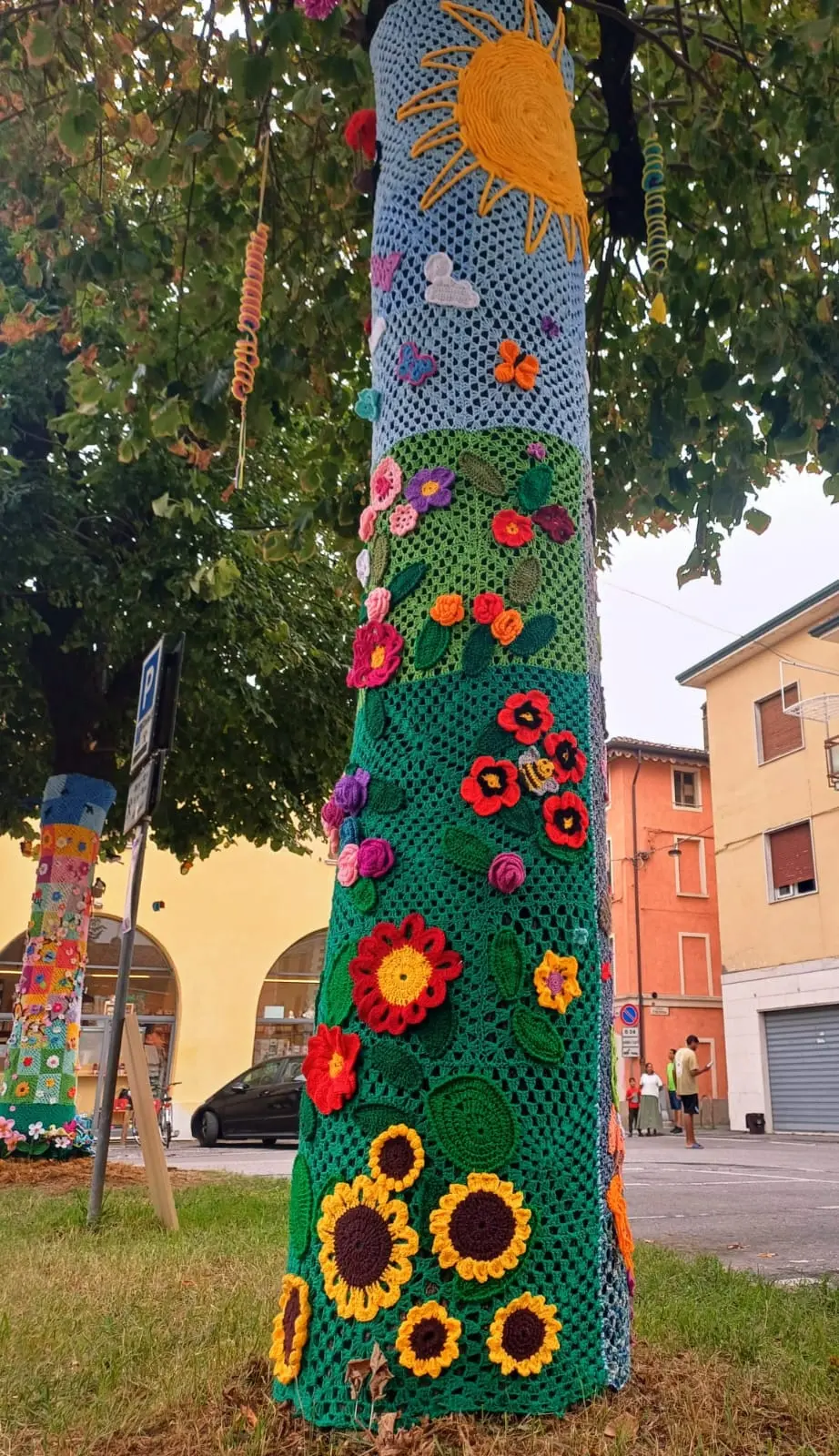 Bagnolo, l'albero di Natale di lana e le coperte che avvolgono gli alberi