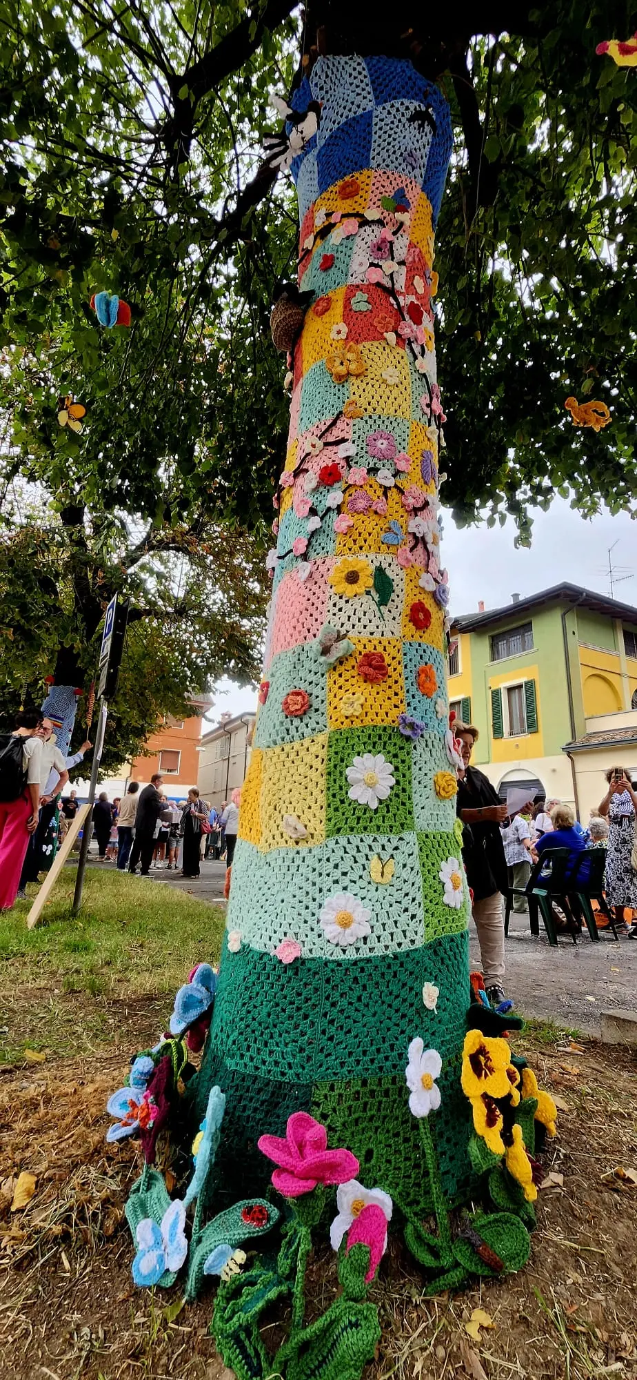 Bagnolo, l'albero di Natale di lana e le coperte che avvolgono gli alberi