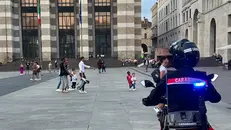 Un carabiniere in piazza Vittoria - © www.giornaledibrescia.it