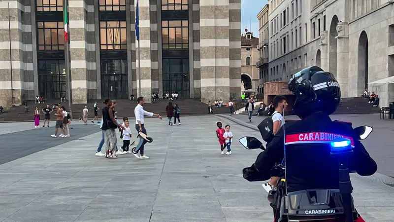 Un carabiniere in piazza Vittoria - © www.giornaledibrescia.it