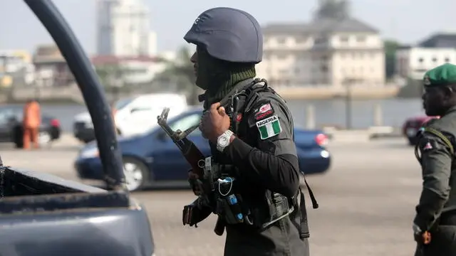 Un poliziotto armato fa la guardia al casello di Lekki a Lagos - Foto Ansa © www.giornaledibrescia.it