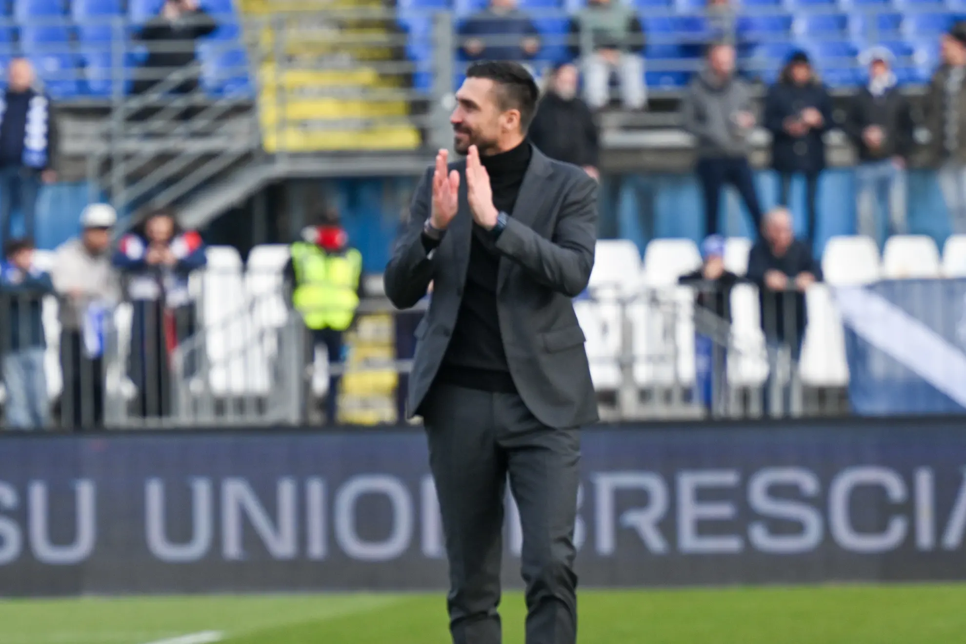 Il presidente del Lumezzane Andrea Caracciolo sotto la Curva Nord