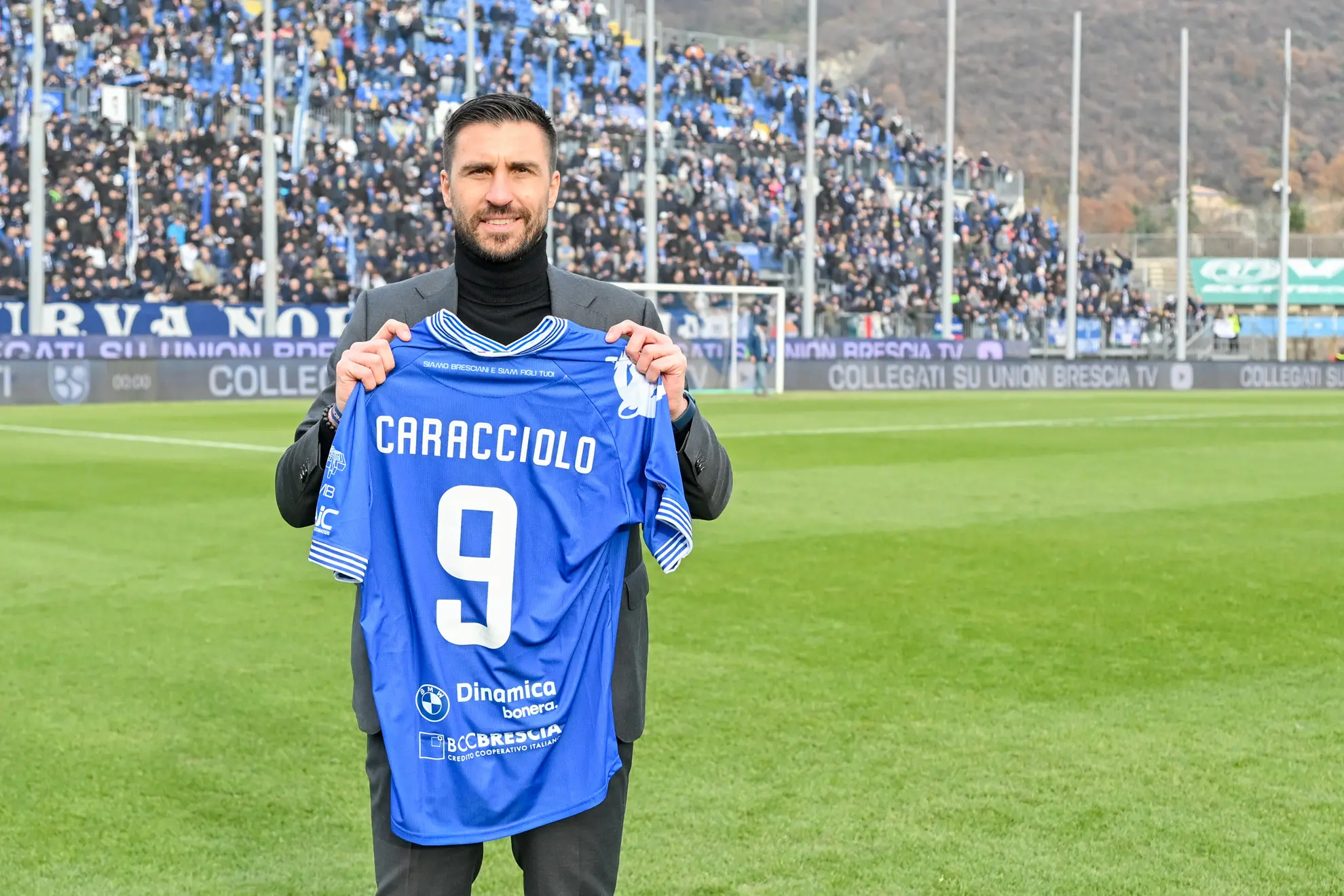 Il presidente del Lumezzane Andrea Caracciolo sotto la Curva Nord