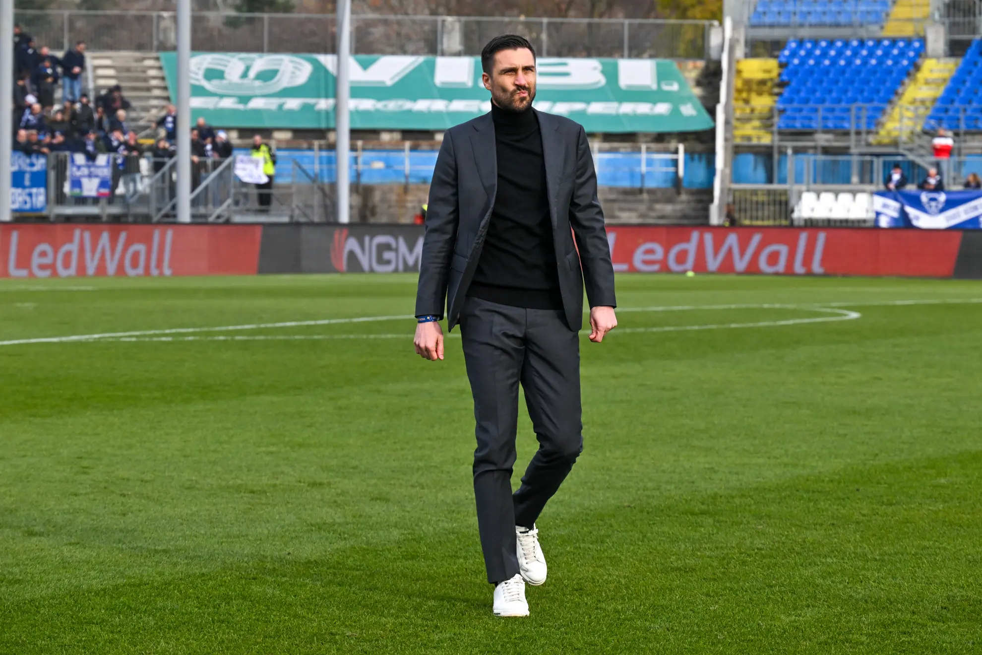 Il presidente del Lumezzane Andrea Caracciolo sotto la Curva Nord