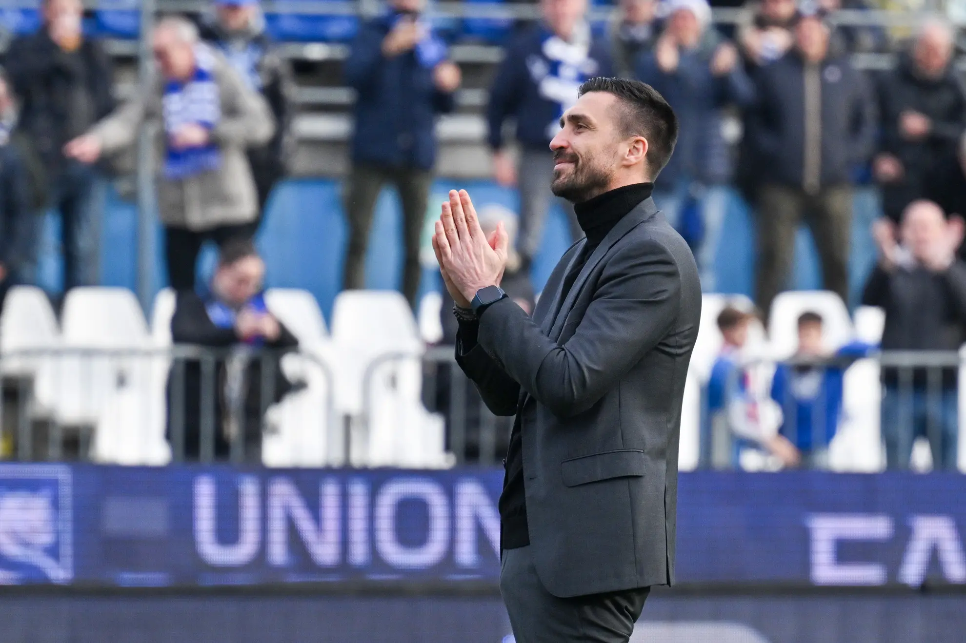 Il presidente del Lumezzane Andrea Caracciolo sotto la Curva Nord