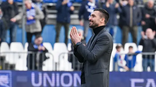 Il presidente del Lumezzane Andrea Caracciolo sotto la Curva Nord