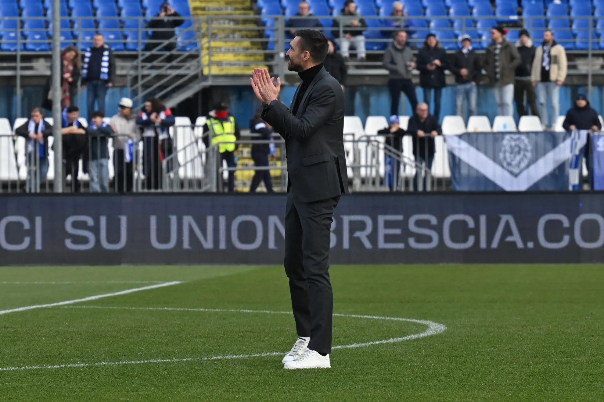 Il presidente del Lumezzane Andrea Caracciolo sotto la Curva Nord