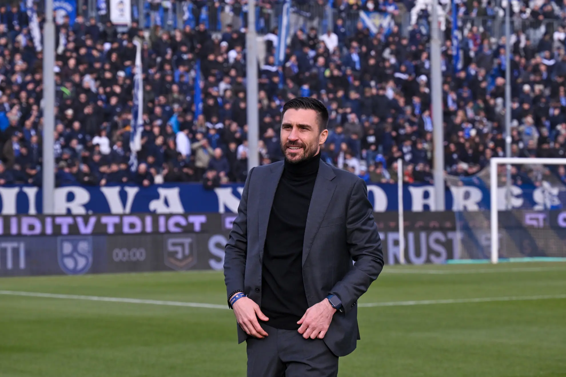 Il presidente del Lumezzane Andrea Caracciolo sotto la Curva Nord