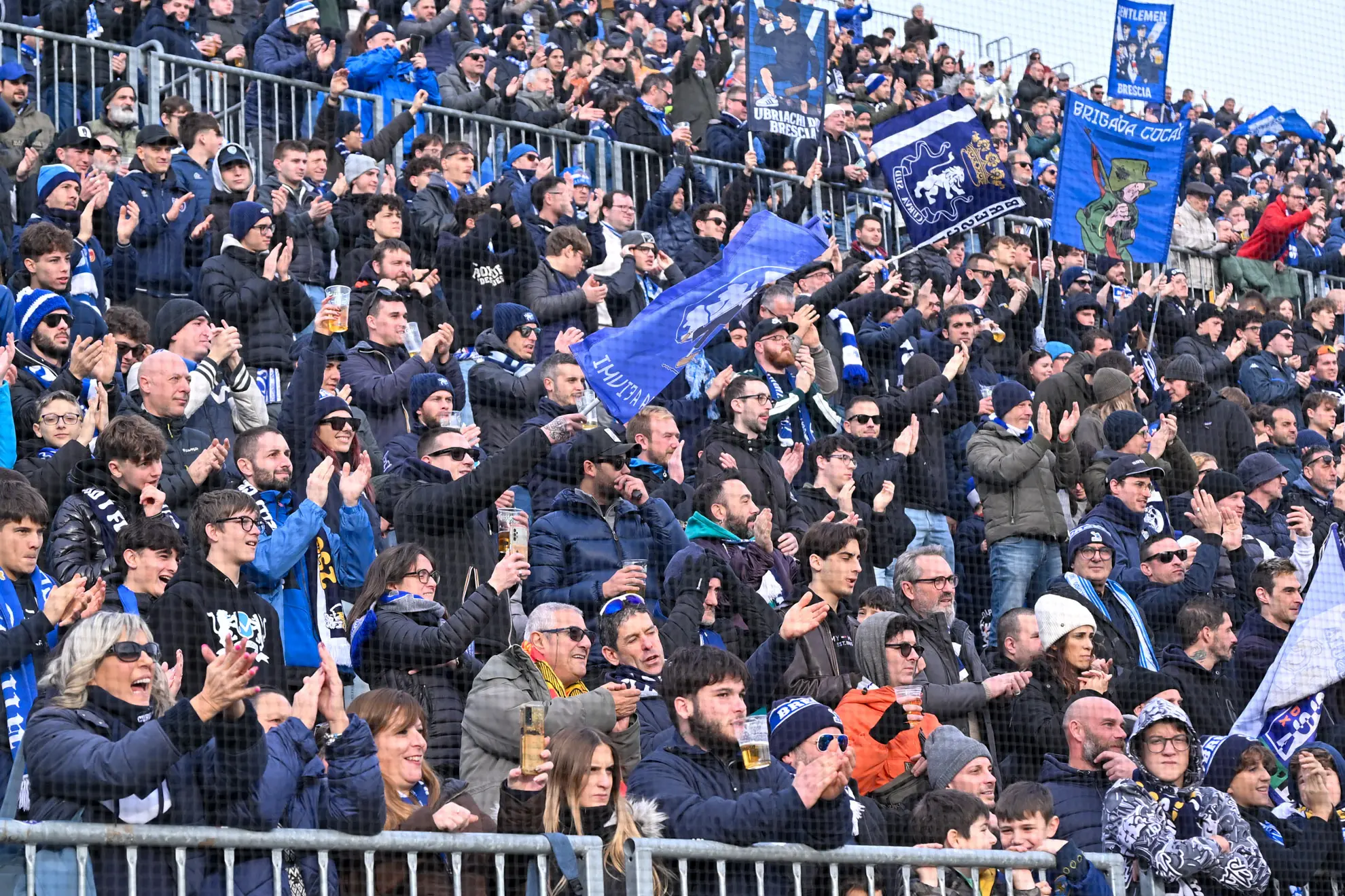 Il presidente del Lumezzane Andrea Caracciolo sotto la Curva Nord