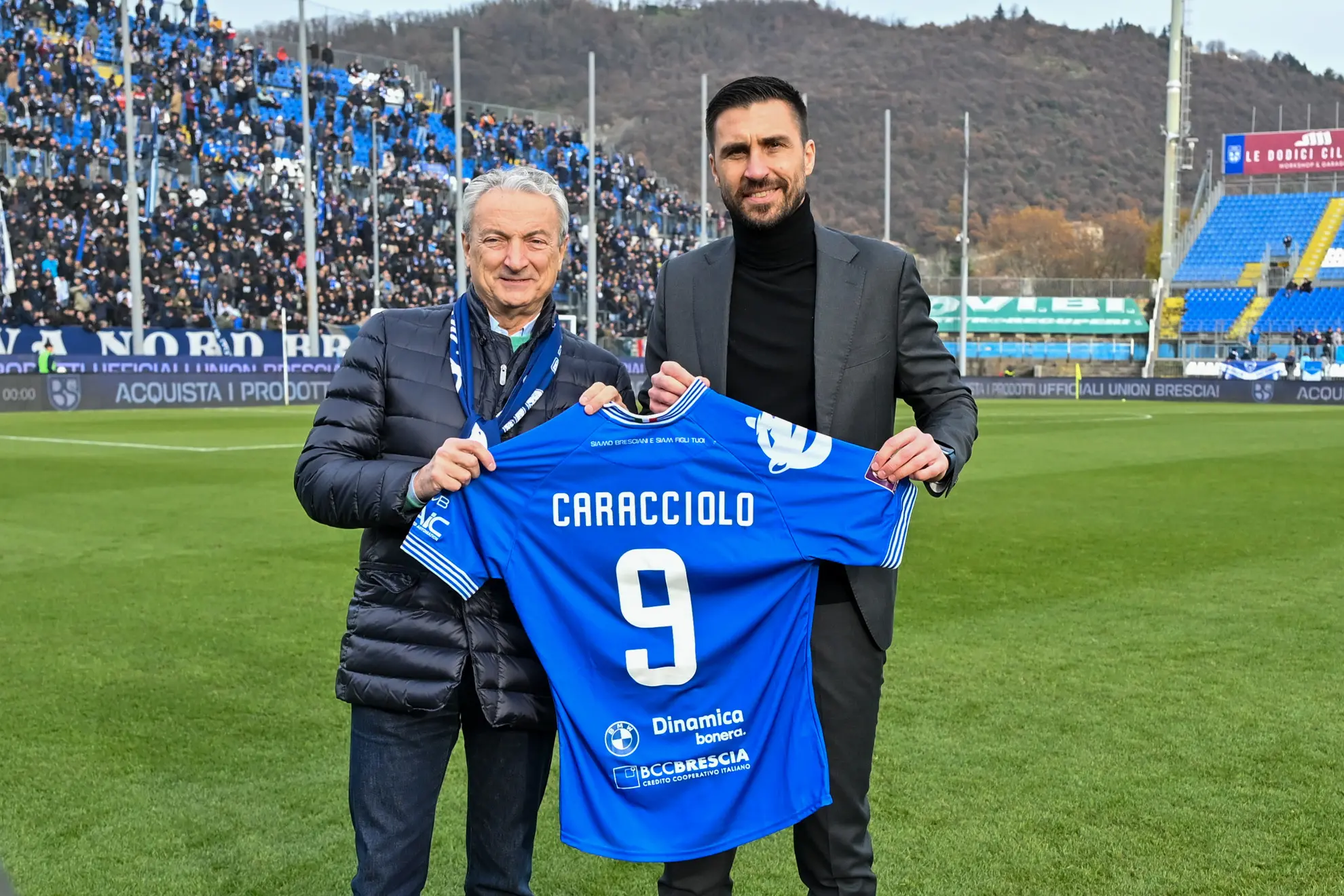 Il presidente del Lumezzane Andrea Caracciolo sotto la Curva Nord