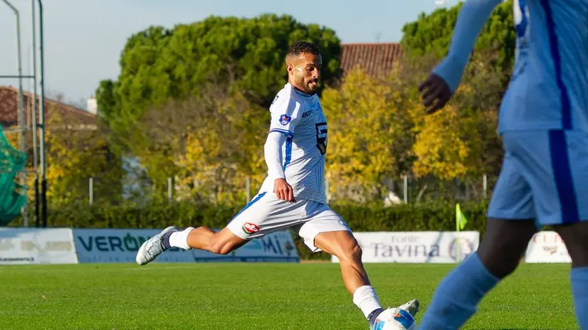 Antonio Arpino del Desenzano, decisivo grazie alla doppietta personale - Foto Newreporter Mazzocchi@giornaledibrescia.it