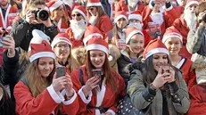 Pronti... via! Prima il «selfie», poi la corsa per le vie del centro
