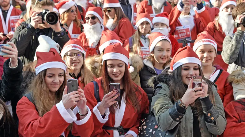 Pronti... via! Prima il «selfie», poi la corsa per le vie del centro