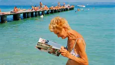 Acqua azzurra. Martin Parr, «Lake Garda, Italy», 1999