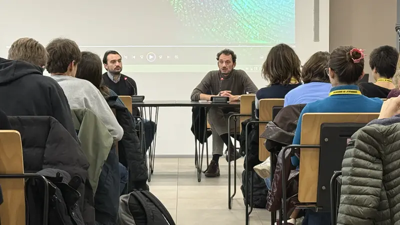 Gli studenti a lezione con il giornalista Andrea Cittadini e l'operatore televisivo Matteo Berta