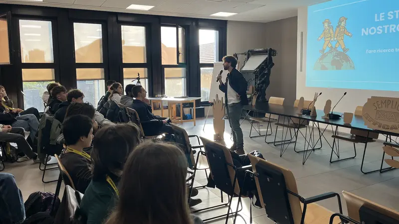 Gli studenti a lezione con Matteo Villa di The FabLab