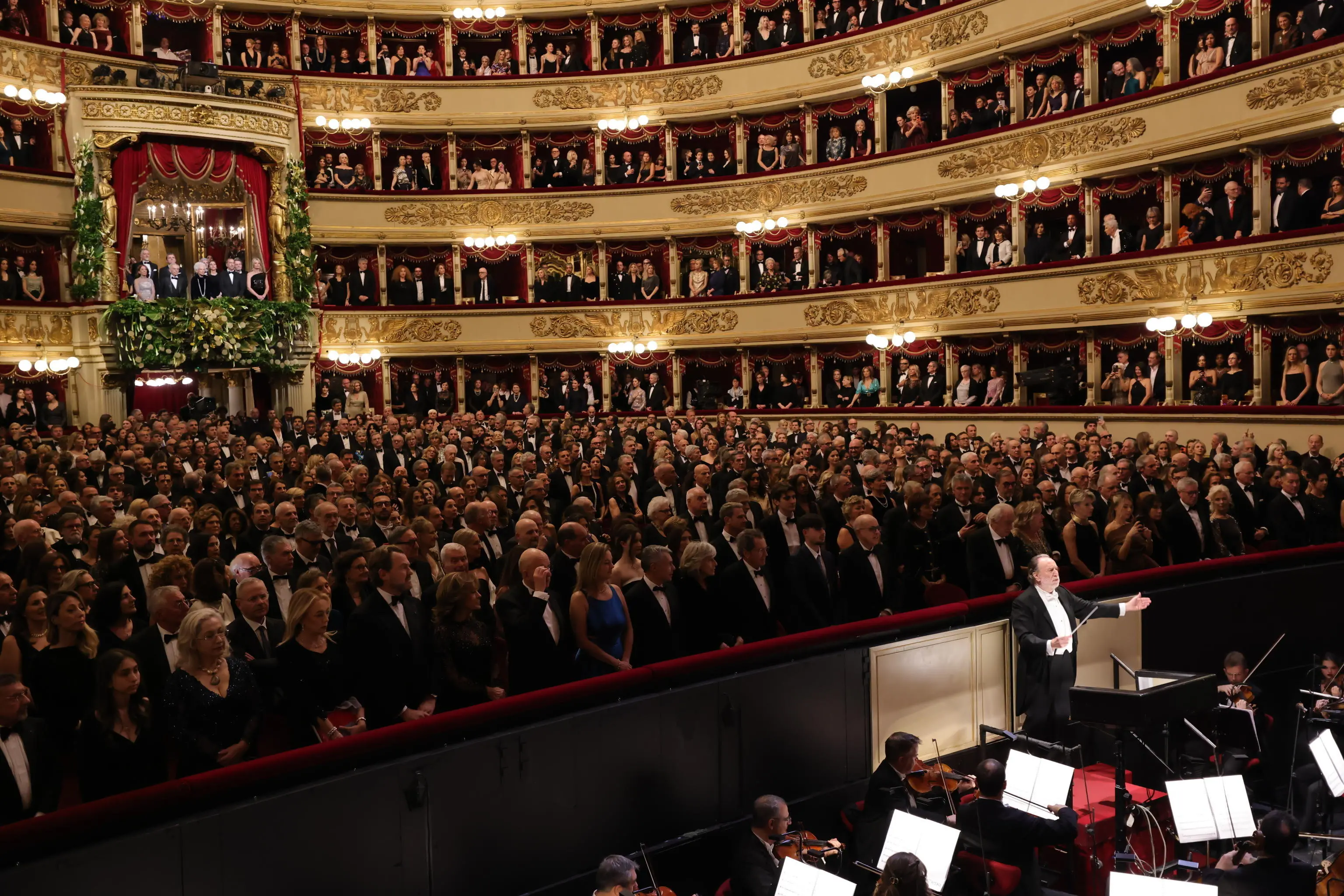 epa12577466 A handout photo made available by the Teatro alla Scala press office shows the audience's applauding for Senator for Life Liliana Segre as she entered the theater's main box, which opens this year's opera season with 'A Lady Macbeth in the Mtsensk District,' conducted by Riccardo Chailly, on his twelfth and final as the theater's music director in Milan, Italy, 07 December 2025. EPA/TEATRO ALLA SCALA HANDOUT +++ ANSA PROVIDES ACCESS TO THIS HANDOUT PHOTO TO BE USED SOLELY TO ILLUSTRATE NEWS REPORTING OR COMMENTARY ON THE FACTS OR EVENTS DEPICTED IN THIS IMAGE - NO ARCHIVING - NO LICENSING - NPK +++HANDOUT EDITORIAL USE ONLY/NO SALES