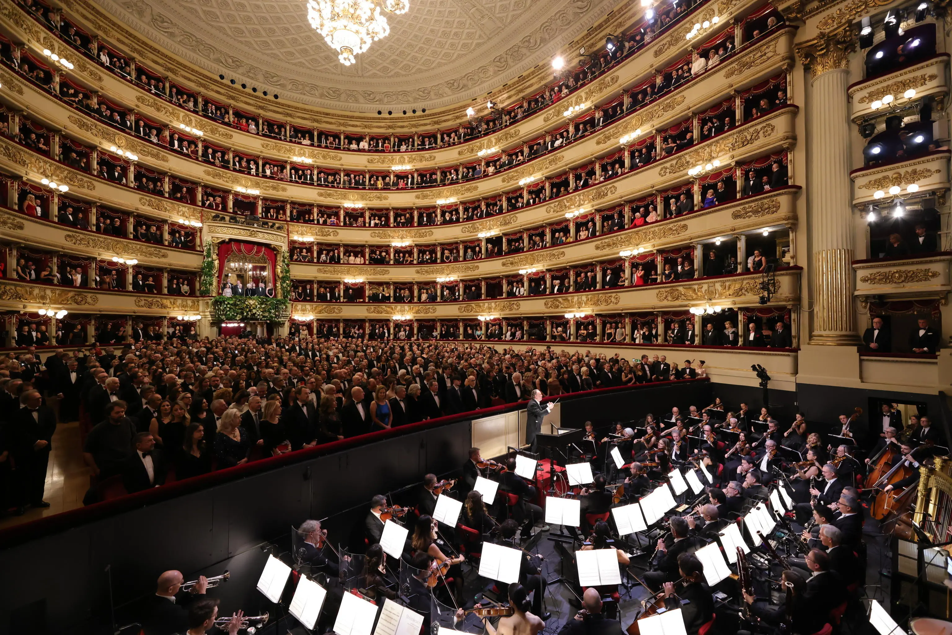 epa12577467 A handout photo made available by the Teatro alla Scala press office shows the audience's applauding for Senator for Life Liliana Segre as she entered the theater's main box, which opens this year's opera season with 'A Lady Macbeth in the Mtsensk District,' conducted by Riccardo Chailly, on his twelfth and final as the theater's music director in Milan, Italy, 07 December 2025. EPA/TEATRO ALLA SCALA HANDOUT +++ ANSA PROVIDES ACCESS TO THIS HANDOUT PHOTO TO BE USED SOLELY TO ILLUSTRATE NEWS REPORTING OR COMMENTARY ON THE FACTS OR EVENTS DEPICTED IN THIS IMAGE - NO ARCHIVING - NO LICENSING - NPK +++HANDOUT EDITORIAL USE ONLY/NO SALES