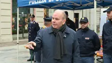 Il questore Sartori in corso Zanardelli al gazebo della Polizia di Stato - Gabriele Strada /Neg © www.giornaledibrescia.it