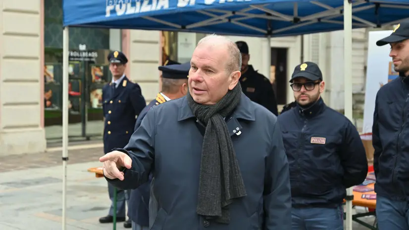 Il questore Sartori in corso Zanardelli al gazebo della Polizia di Stato - Gabriele Strada /Neg © www.giornaledibrescia.it