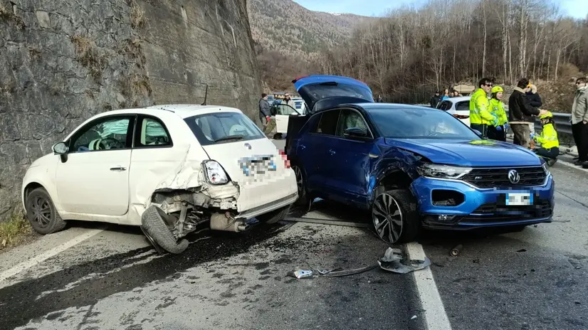 Due delle auto coinvolte nell'incidente a Monno