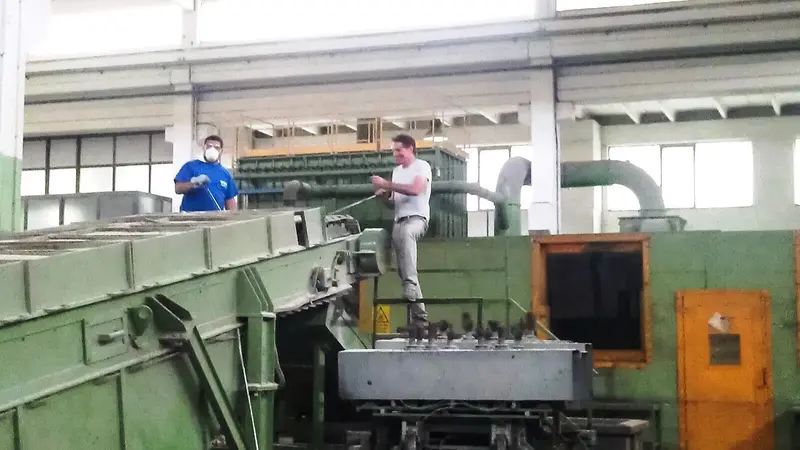 Mario Bozzoli al lavoro nei pressi del forno della fonderia - © www.giornaledibrescia.it